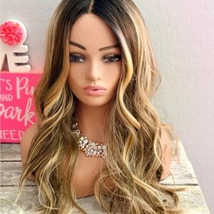 Wavy Blonde-Brown Women's Synthetic Hair Wig - Natural Highlighted Look